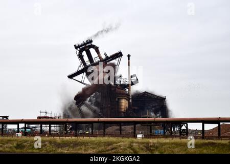 Redcar, Großbritannien. 23. November 2022. Heute fand der explosive Abriss des berühmten Redcar-Hochofens statt, in einem für die Menschen von Teesside bittersüßen Moment. Die ehemaligen Stahlwerke dominieren die Skyline von Teesside seit den 1970er Jahren. Redcar Steelworks wurde 2015 geschlossen und macht nun Platz für neue Investitionen im Rahmen der Teesside Freeport Entwicklung. Kredit: Teesside Snapper/Alamy Live News Stockfoto