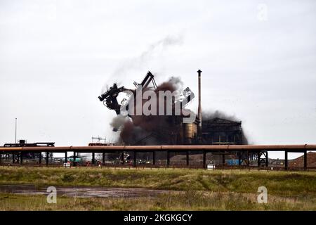 Redcar, Großbritannien. 23. November 2022. Heute fand der explosive Abriss des berühmten Redcar-Hochofens statt, in einem für die Menschen von Teesside bittersüßen Moment. Die ehemaligen Stahlwerke dominieren die Skyline von Teesside seit den 1970er Jahren. Redcar Steelworks wurde 2015 geschlossen und macht nun Platz für neue Investitionen im Rahmen der Teesside Freeport Entwicklung. Kredit: Teesside Snapper/Alamy Live News Stockfoto