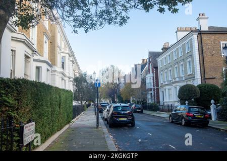 London - November 2022: Exklusive weiße Stuckhäuser in Kensington, West-London Stockfoto