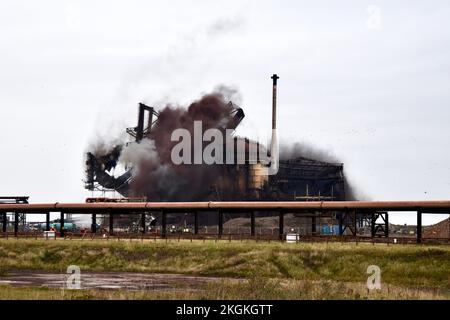 Redcar, Großbritannien. 23. November 2022. Heute fand der explosive Abriss des berühmten Redcar-Hochofens statt, in einem für die Menschen von Teesside bittersüßen Moment. Die ehemaligen Stahlwerke dominieren die Skyline von Teesside seit den 1970er Jahren. Redcar Steelworks wurde 2015 geschlossen und macht nun Platz für neue Investitionen im Rahmen der Teesside Freeport Entwicklung. Kredit: Teesside Snapper/Alamy Live News Stockfoto