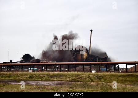 Redcar, Großbritannien. 23. November 2022. Heute fand der explosive Abriss des berühmten Redcar-Hochofens statt, in einem für die Menschen von Teesside bittersüßen Moment. Die ehemaligen Stahlwerke dominieren die Skyline von Teesside seit den 1970er Jahren. Redcar Steelworks wurde 2015 geschlossen und macht nun Platz für neue Investitionen im Rahmen der Teesside Freeport Entwicklung. Kredit: Teesside Snapper/Alamy Live News Stockfoto