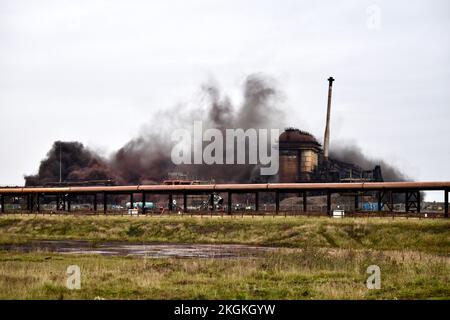 Redcar, Großbritannien. 23. November 2022. Heute fand der explosive Abriss des berühmten Redcar-Hochofens statt, in einem für die Menschen von Teesside bittersüßen Moment. Die ehemaligen Stahlwerke dominieren die Skyline von Teesside seit den 1970er Jahren. Redcar Steelworks wurde 2015 geschlossen und macht nun Platz für neue Investitionen im Rahmen der Teesside Freeport Entwicklung. Kredit: Teesside Snapper/Alamy Live News Stockfoto