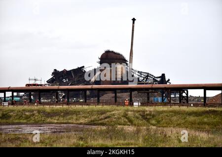 Redcar, Großbritannien. 23. November 2022. Heute fand der explosive Abriss des berühmten Redcar-Hochofens statt, in einem für die Menschen von Teesside bittersüßen Moment. Die ehemaligen Stahlwerke dominieren die Skyline von Teesside seit den 1970er Jahren. Redcar Steelworks wurde 2015 geschlossen und macht nun Platz für neue Investitionen im Rahmen der Teesside Freeport Entwicklung. Kredit: Teesside Snapper/Alamy Live News Stockfoto