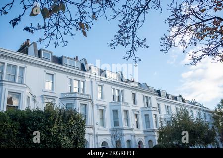 London - November 2022: Exklusive weiße Stuckhäuser in Kensington, West-London Stockfoto