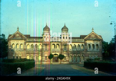 Der Lakshmi Vilas Palast in Vadodara, Gujarat, Indien, wurde von der Familie Gaekwad errichtet, einer prominenten Familie Maratha, die den Baroda-Staat regierte. Major Charles Mant wurde als Hauptarchitekt des Palastes anerkannt. Stockfoto