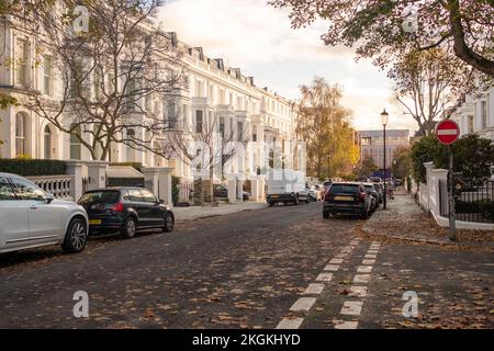 London - November 2022: Exklusive weiße Stuckhäuser in Kensington, West-London Stockfoto