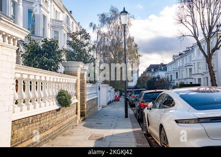 London - November 2022: Exklusive weiße Stuckhäuser in Kensington, West-London Stockfoto