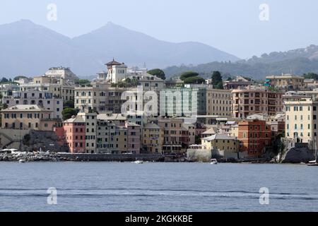 Das wunderschöne Dorf Boccadasse in Genua mit Blick vom Meer Stockfoto