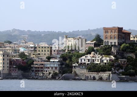 Das wunderschöne Dorf Boccadasse in Genua mit Blick vom Meer Stockfoto