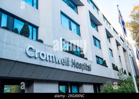 London - November 2022: BUPA Cromwell Hospital Außenbeschilderung. Ein privates Krankenhaus in South Kensington. Stockfoto