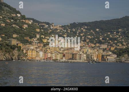 Camogli typisches Dorf mit bunten Häusern und kleinem Hafen in Italien, Ligurien bei einem sonnigen Tag von der Fähre aus Stockfoto