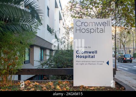 London - November 2022: BUPA Cromwell Hospital Außenbeschilderung. Ein privates Krankenhaus in South Kensington. Stockfoto