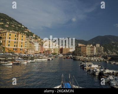 Camogli typisches Dorf mit bunten Häusern und kleinem Hafen in Italien, Ligurien bei einem sonnigen Tag von der Fähre aus Stockfoto