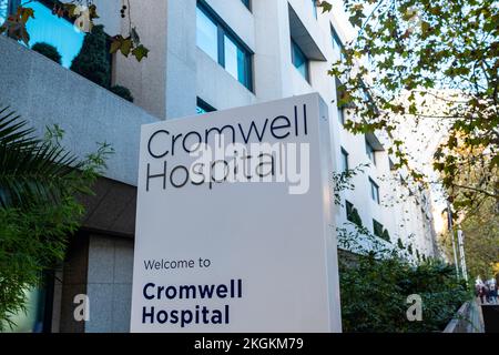 London - November 2022: BUPA Cromwell Hospital Außenbeschilderung. Ein privates Krankenhaus in South Kensington. Stockfoto