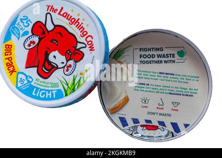 Bekämpfung von Lebensmittelverschwendung zusammen mit Too Good To Go - Information im Paket des Laughing Cow Light Cheese Aufstrichs Stockfoto