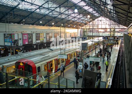 London - November 2022: Earls Court Station, eine geschäftige Londoner U-Bahnstation im Südwesten Londons Stockfoto