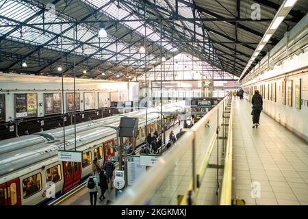 London - November 2022: Earls Court Station, eine geschäftige Londoner U-Bahnstation im Südwesten Londons Stockfoto