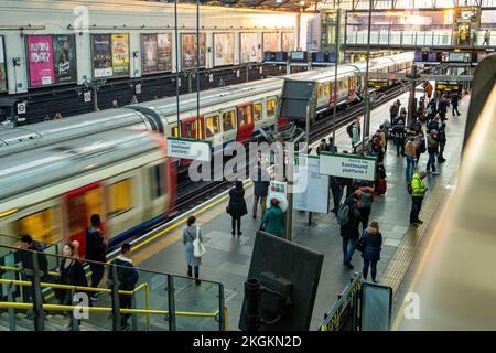 London - November 2022: Earls Court Station, eine geschäftige Londoner U-Bahnstation im Südwesten Londons Stockfoto