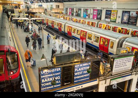 London - November 2022: Earls Court Station, eine geschäftige Londoner U-Bahnstation im Südwesten Londons Stockfoto