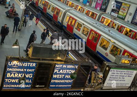 London - November 2022: Earls Court Station, eine geschäftige Londoner U-Bahnstation im Südwesten Londons Stockfoto