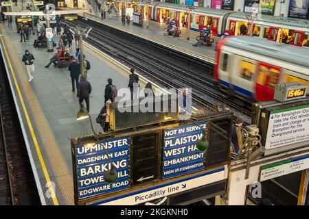 London - November 2022: Earls Court Station, eine geschäftige Londoner U-Bahnstation im Südwesten Londons Stockfoto