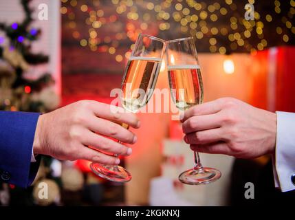 Männliche Hände Anzug halten Sektgläser. Cheers Konzept. Neues Jahr. Party mit Champagner. Können feiern. Erfolgreiches Jahr. Trinken Stockfoto