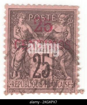 FRANZÖSISCH-MAROKKO - 1891. Januar 1: 25 auf 25 céntimo schwarz auf rosa Briefmarke mit der Allegorie Frieden und Handel, Entwurf von Auguste sage. Das zentrale Design zeigt ein Paar der alten Gott und Göttin, die den Frieden (einen Olivenzweig) und den Handel (Mercury mit einem Caduceus) repräsentieren, wobei die Hände über einen Globus zusammengelegt werden, um den globalen Handel und die Harmonie zu symbolisieren. Da Marokko zu dieser Zeit kein eigenes einheitliches Postsystem hatte, gründeten mehrere ausländische Nationen ihre eigenen Agenturen. Frankreich begann 1891 mit dem Überdrucken seiner nationalen Briefmarken mit spanischen Währungswerten, um lokale Postdienste zu erleichtern Stockfoto