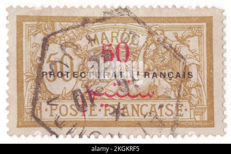 FRANZÖSISCH-MAROKKO - 1914: Eine Briefmarke in bistrobraun und Lavendel von 50 Centimus auf 50 Centimes, die die alte Göttin als Allegory Liberty and Peace darstellt, entworfen von Nicolas Luc-Olivier Merson. Capital — Rabat. Das französische Marokko war von 1912 bis 1956 ein französisches Protektorat, als es zusammen mit den spanischen und tangischen Zonen Marokkos das unabhängige Land Marokko wurde. In der internationalen Zone Tanger im Norden Marokkos wurden Briefmarken mit der Aufschrift „Tanger“ verwendet Stockfoto