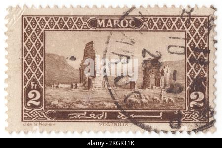 FRANZÖSISCH-MAROKKO - 1917. September 1: 2 Franken schwarz-braune Briefmarke mit römischen Ruinen, Volubilis, ist eine teilweise ausgegrabene Berber-römische Stadt in Marokko in der Nähe der Stadt Meknes und könnte die Hauptstadt des Königreichs Mauretanien gewesen sein, zumindest seit der Zeit von König Juba II. Vor Volubilis, die Hauptstadt des Königreichs in Gilda. Erbaut in einem fruchtbaren landwirtschaftlichen Gebiet, entwickelte sie sich ab dem 3. Jahrhundert v. Chr. als Berber, dann proto-karthagische Siedlung, bevor sie die Hauptstadt des Königreichs Mauretanien wurde. Sie wuchs unter römischer Herrschaft ab dem 1. Jahrhundert n. Chr. rasch an Stockfoto