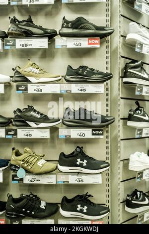 Epsom, Surrey, London, Großbritannien, November 20 2022, Shop Display of Trainers or Sports Fashion Shoes With No People Stockfoto