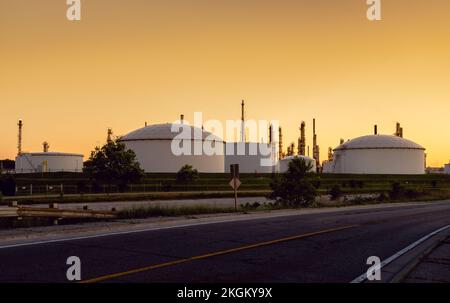 Petrochemische Lagertanks in einer Verarbeitungsanlage Stockfoto