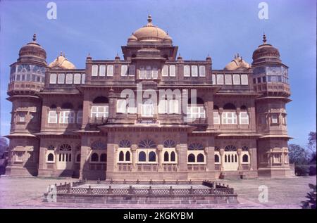 Der Vijaya Vilas Palast ist einer der berühmten Sommerpaläste von Jadeja Maharao von Kutch am Meeresstrand von Mandvi in Kutch, Gujarat, Indien. Stockfoto