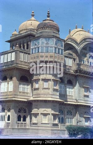 Der Vijaya Vilas Palast ist einer der berühmten Sommerpaläste von Jadeja Maharao von Kutch am Meeresstrand von Mandvi in Kutch, Gujarat, Indien. Stockfoto