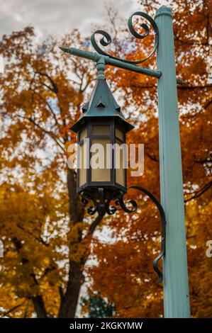 Nahaufnahme einer historischen Gothic Gas Light Street Laterne mit Herbstfarben Stockfoto