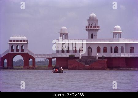 Neermahal ist ein ehemaliger königlicher Palast, erbaut von Maharaja aus dem Königreich Tripura Bir Bikram Kishore Manikya bahadur aus dem ehemaligen Königreich Tripura in Indien in der Mitte des Sees Twijilikma in den 1930er Jahren. Es liegt in Melaghar, 53 Kilometer von Agartala, der Hauptstadt von Tripura, entfernt. Stockfoto