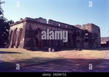 Das Hindola Mahal ist ein großer Versammlungssaal, oder durbar, in der antiken indischen Stadt Mandu, Madhya Pradesh. Heute ist Hindola Mahal ein Touristenziel in der Ruine der Stadt. Stockfoto