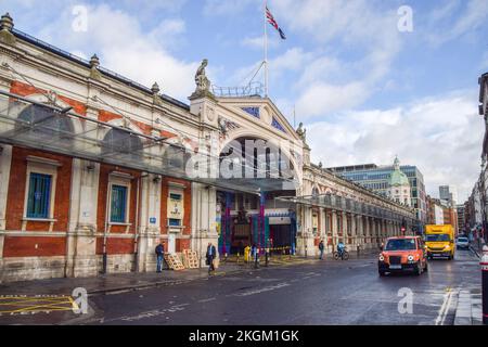 London, Großbritannien. 23.. November 2022 Außenansicht des Smithfield Market. Das Museum of London wird im Dezember 2022 geschlossen, da es sich auf den Umzug von seinem derzeitigen Standort an der London Wall zum Smithfield Meat Market vorbereitet, der nach Dagenham verlegt wird. Das neue London Museum soll 2026 eröffnet werden. Kredit: Vuk Valcic/Alamy Live News Stockfoto