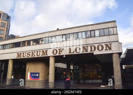 London, Großbritannien. 23.. November 2022 Außenansicht des Museum of London. Das Museum of London wird im Dezember 2022 geschlossen, da es sich auf den Umzug von seinem derzeitigen Standort an der Londoner Mauer zum Smithfield Market vorbereitet. Das neue London Museum soll 2026 eröffnet werden. Kredit: Vuk Valcic/Alamy Live News Stockfoto