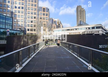 London, Großbritannien. 23.. November 2022 Außenansicht des Museum of London, angrenzender Bürogebäude und Barbican Estate. Das Museum of London wird im Dezember 2022 geschlossen, da es sich auf den Umzug von seinem derzeitigen Standort an der Londoner Mauer zum Smithfield Market vorbereitet. Das neue London Museum soll 2026 eröffnet werden. Kredit: Vuk Valcic/Alamy Live News Stockfoto