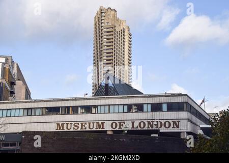 London, Großbritannien. 23.. November 2022 Außenansicht des Museum of London und des Barbican Estate. Das Museum of London wird im Dezember 2022 geschlossen, da es sich auf den Umzug von seinem derzeitigen Standort an der Londoner Mauer zum Smithfield Market vorbereitet. Das neue London Museum soll 2026 eröffnet werden. Kredit: Vuk Valcic/Alamy Live News Stockfoto