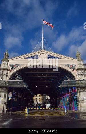 London, Großbritannien. 23.. November 2022 Außenansicht des Smithfield Market. Das Museum of London wird im Dezember 2022 geschlossen, da es sich auf den Umzug von seinem derzeitigen Standort an der London Wall zum Smithfield Meat Market vorbereitet, der nach Dagenham verlegt wird. Das neue London Museum soll 2026 eröffnet werden. Kredit: Vuk Valcic/Alamy Live News Stockfoto