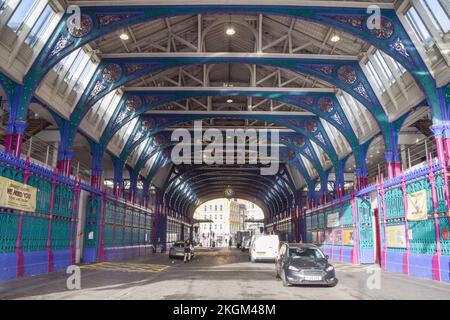 London, Großbritannien. 23.. November 2022 Eingang und Lieferhalle am Smithfield Market. Das Museum of London wird im Dezember 2022 geschlossen, da es sich auf den Umzug von seinem derzeitigen Standort an der London Wall zum Smithfield Meat Market vorbereitet, der nach Dagenham verlegt wird. Das neue London Museum soll 2026 eröffnet werden. Kredit: Vuk Valcic/Alamy Live News Stockfoto