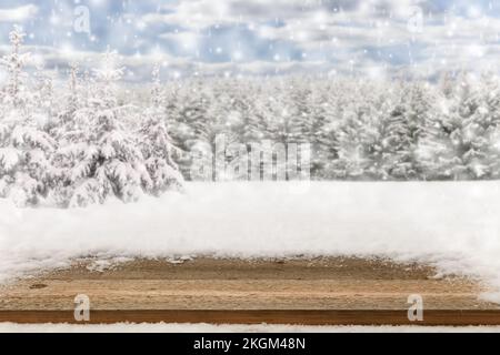 Leerer rustikaler Holztisch in verschneiter Winterlandschaft. Bereichshintergrund für Produkt oder Text kopieren Stockfoto