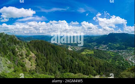 Bulgarische Stadt Smolyan mit See, Vegetation und Wolken. Rhodopen. Panorama, Draufsicht Stockfoto