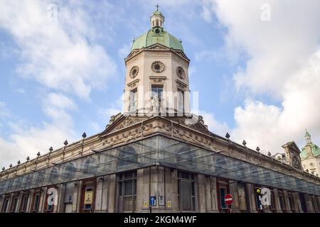 London, Großbritannien. 23.. November 2022 Außenansicht des Smithfield Market. Das Museum of London wird im Dezember 2022 geschlossen, da es sich auf den Umzug von seinem derzeitigen Standort an der London Wall zum Smithfield Meat Market vorbereitet, der nach Dagenham verlegt wird. Das neue London Museum soll 2026 eröffnet werden. Kredit: Vuk Valcic/Alamy Live News Stockfoto