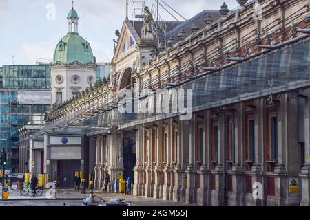 London, Großbritannien. 23.. November 2022 Außenansicht des Smithfield Market. Das Museum of London wird im Dezember 2022 geschlossen, da es sich auf den Umzug von seinem derzeitigen Standort an der London Wall zum Smithfield Meat Market vorbereitet, der nach Dagenham verlegt wird. Das neue London Museum soll 2026 eröffnet werden. Kredit: Vuk Valcic/Alamy Live News Stockfoto