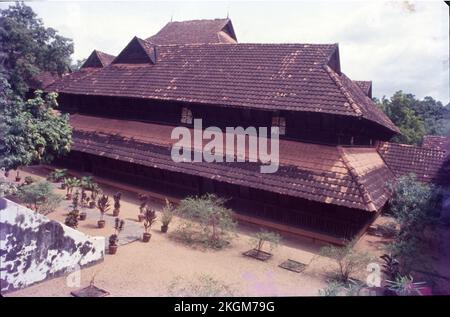 Der Palast Padmanabhapuram, auch bekannt als Kalkulam Palast, ist ein Palast aus der Travancore-Zeit in Padmanabhapuram im Bezirk Kanyakumari des indischen Staates Tamil Nadu. Der Palast gehört der Regierung des Nachbarstaates Kerala, wird von ihr kontrolliert und gepflegt. Stockfoto