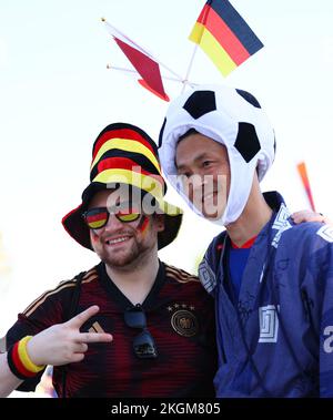 Al Rajjan, Katar. 23.. November 2022. Fußball: Weltmeisterschaft, Deutschland - Japan, Vorrunde, Gruppe E, Spieltag 1, Chalifa International Stadium, ein Fan der deutschen Mannschaft und ein Unterstützer der japanischen Mannschaft stehen vor dem Spiel nebeneinander. Kredit: Tom Weller/dpa/Alamy Live News Stockfoto