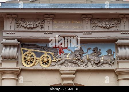 Enkhuizen, Niederlande. Oktober 2022. Skulptur über dem Rasphuispoort in Amsterdam. Hochwertige Fotos Stockfoto