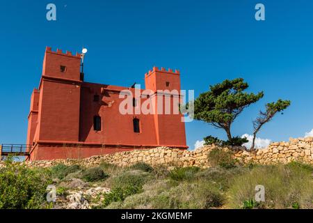 Der rote Turm in Malta, auch bekannt als St. Agatha's Tower. Beliebtes Touristenziel in Malta. Stockfoto